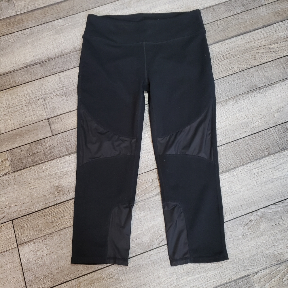 Fabletics Cropped Capris Athletic Yoga Leggings - image 3